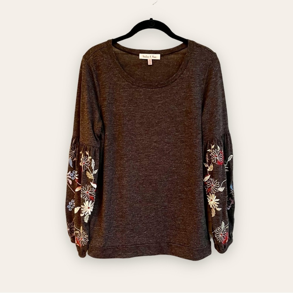HARLOW & ROSE, GREY, LONG SLEEVE TOP WITH EMBROIDERED PUFF SLEEVES. SIZE M.